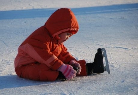 Kā pareizi apģērbt bērnu uz ledus treniņu